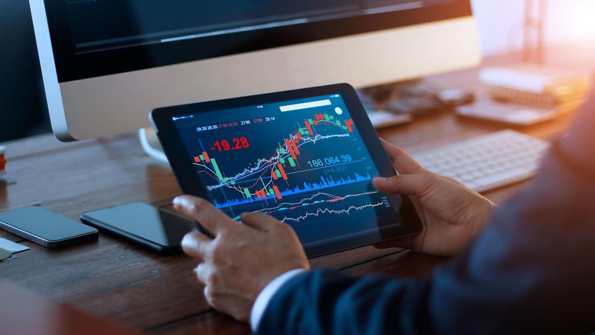 Retail forex traders discussing strategies and risk